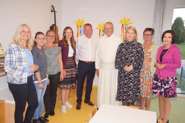 LAbg. Scheiblberger, Assistentskraft Stadlbauer, Krabbelstubenleiterin Donner, Staatssekretärin Plakolm, Bürgermeister Gattringer, ehemaliger Abt Felhofer, LH-Stv. Haberlander, LAbg. Schwarz und LAbg. Hofmann. | Foto: Helmut Eder