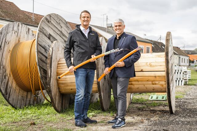 kabelplus Geschäftsführer Gerhard Haidvogel und Bürgermeister Elmar Schöberl. | Foto: kabelplus / Aigelsreither