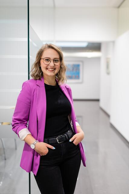 Maria Ratzenböck, HENNLICH-Mitarbeiterin, fühlt sich im Unternehmen wohl.  | Foto: HENNLICH