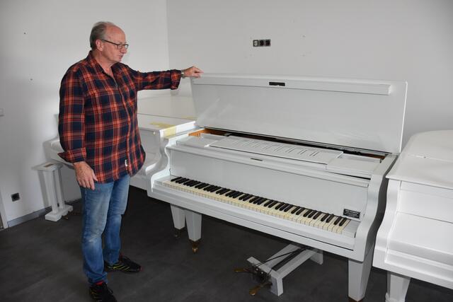 Auch so manches funktionsfähiges Klavier steht zum günstigen Erwerb. | Foto: Alexandra Goll