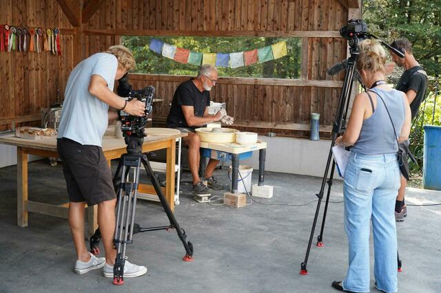 Die Heimatleuchten-Crew im Atelier von Lena Kremser in St. Ulrich im Greith | Foto: Kremser