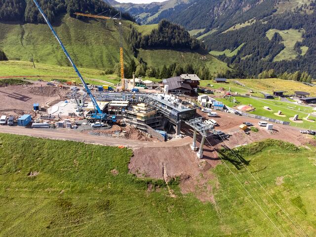 Gut voran gehen auch die Arbeiten an der Mittelstation, inkl. unterirdischem Gondelbahnhof, wo in Zukunft nicht mehr umgestiegen werden muss. | Foto: Bergbahnen Fieberbrunn