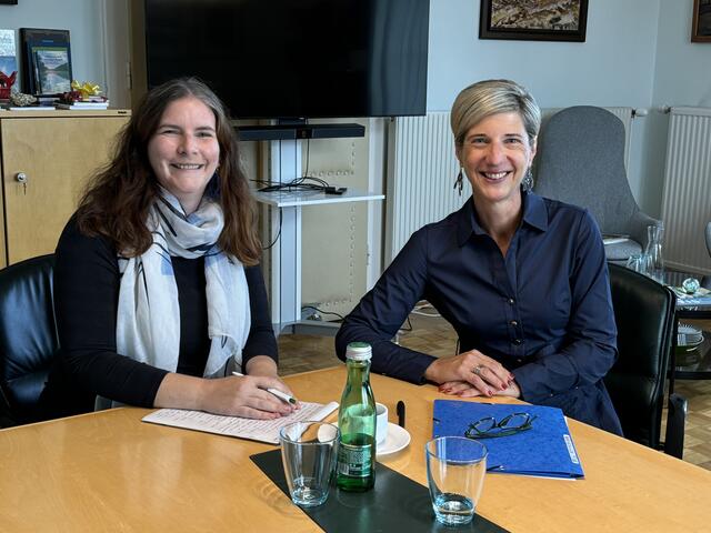 Die Redakteurin Elisabeth Bendl im Gespräche mit Bezirkshauptfrau Claudia Pfeiler-Blach. | Foto: Bendl