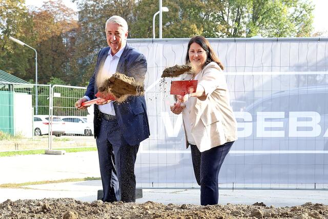 Beim Spatenstich in der Donaustadtstraße 35A stellten Wohnbaustadträtin Kathrin Gaál und Ernst Nevrivy (beide SPÖ) den vierten Donaustädter Gemeindebau Neu vor. | Foto: Stadt Wien/Martin Votava