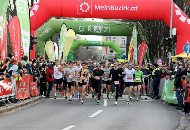 Der Countdown läuft: Wenige Stunden vor dem Jahreswechsel fiel der Startschuss zum traditionellen Silvesterlauf mitten in der Grazer Innenstadt.  | Foto: GEPA pictures