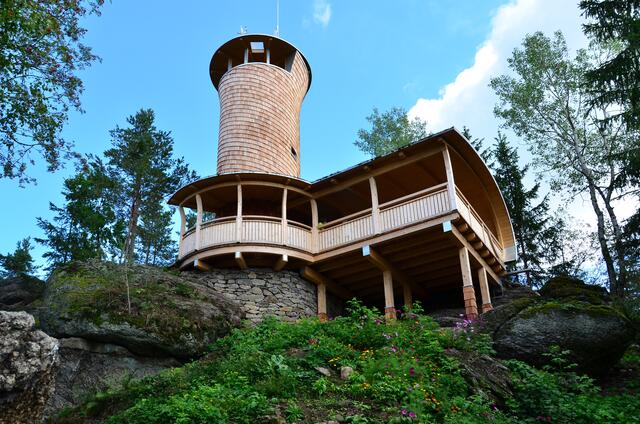 Ein Highlight für Wanderer in Lasberg ist mit Sicherheit der 10,5 Meter hohe Aussichtsturm "Hoh-Haus am Buchberg". | Foto: TK Lasberg