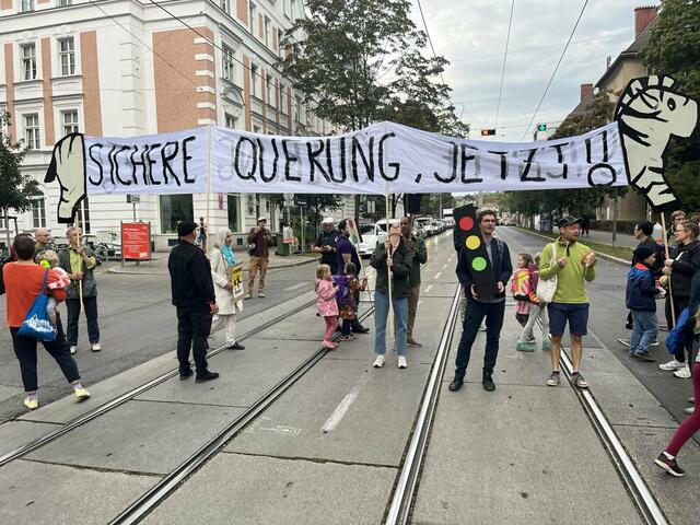 Zum zweiten Mal demonstrierten Ottakringerinnen und Ottakringer. Das Ziel: eine Ampel an der Kreuzung Wernhardtstraße und Roseggergasse. | Foto: Ottakring für alle Sicher bewegt!