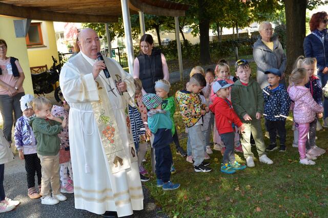 Kinder pflanzten Blumen im neuen Friedensgarten. | Foto: Willi Brunner