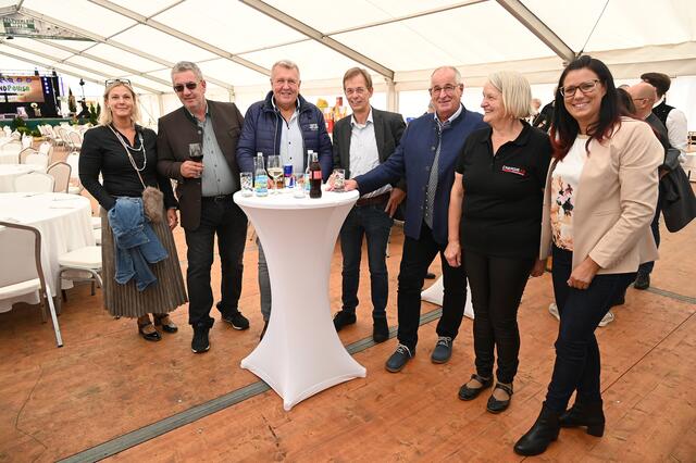 Jutta Gröppel (Amtsleiterin Gemeinde Lurnfeld), Ernst Palle (Betriebsleiter Recyclinghof Stadt Spittal), Baldramsdorfs Bgm. Friedrich Paulitsch, Horst Tuppinger (Leiter des Straßenbauamtes Spittal), Lurnfelds Bgm. Gerald Preimel, eine Mitarbeiterin der Energie AG Umwelt Service GmbH und Landesrätin Sara Schaar (von links) | Foto: Peter Schober