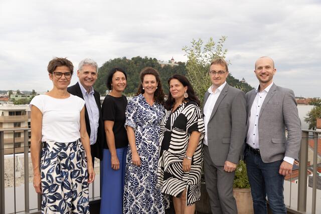 Tun gemeinsam Gutes (v.l.) : Stefanie Markut und Michael Trcka (W.E.B), Martina Schröck, Amrita Böker und Nina Baloch (VinziWerke), Roman Prager und Florian Müller (W.E.B) | Foto: Jessica Karkhec
