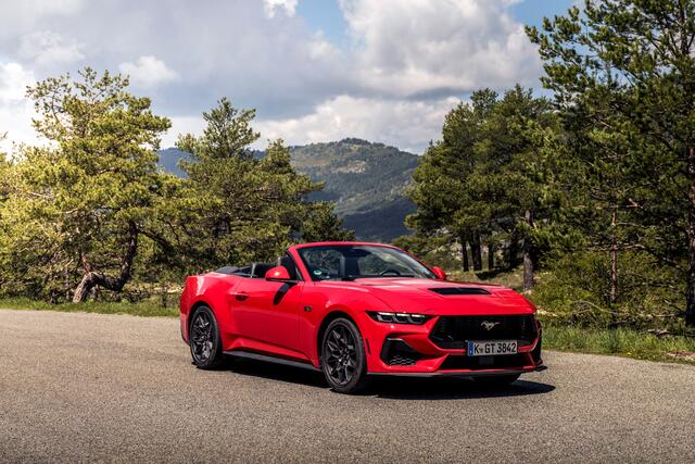 Wer‘s gern offen, schnell und auffällig mag, wird beim Ford Mustang GT Cabrio aus dem Dauergrinsen nicht ‘rauskommen. | Foto: Ford