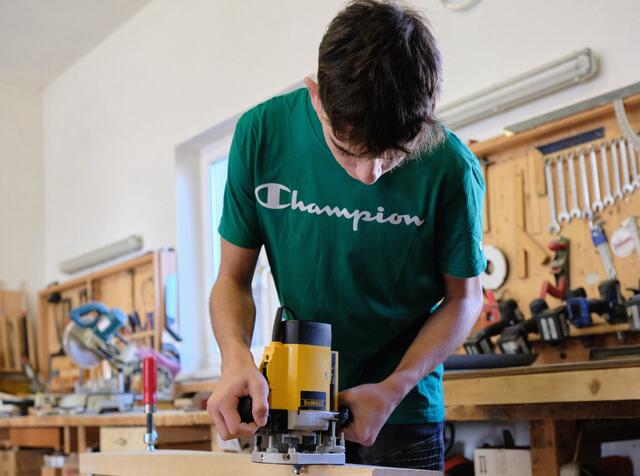 Im Trainingsmodul können die Jugendlichen handwerkliche und kreative Fertigkeiten entdecken und erproben. | Foto: Soziale Initiative