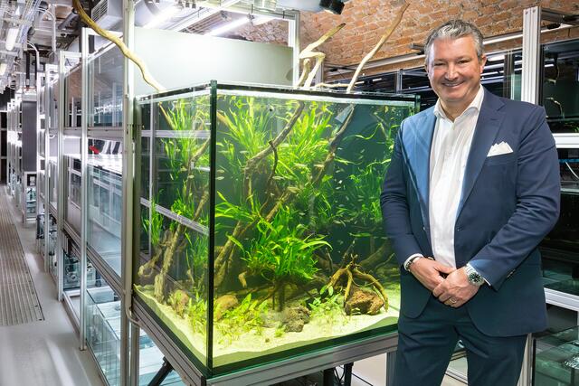 Tiergarten-Direktor Hering-Hagenbeck in der neuen Aqua-Forschungsstation.  | Foto: Daniel Zupanc