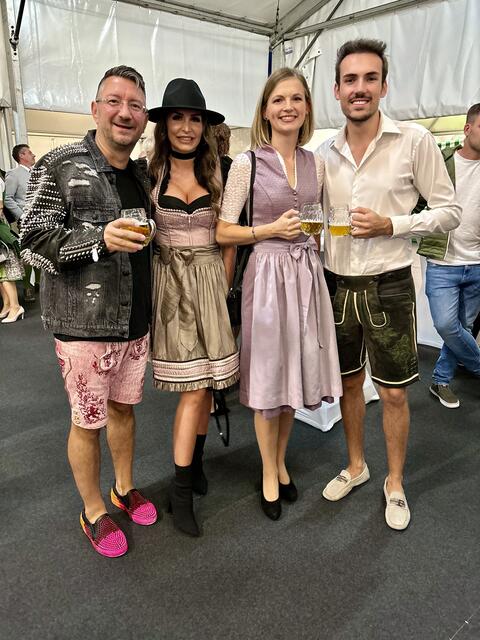 Walter und Susi Temmer mit Christiane Pommer und Begleitung feierten ebenso mit. | Foto: MeinBezirk/Fischer/Gady