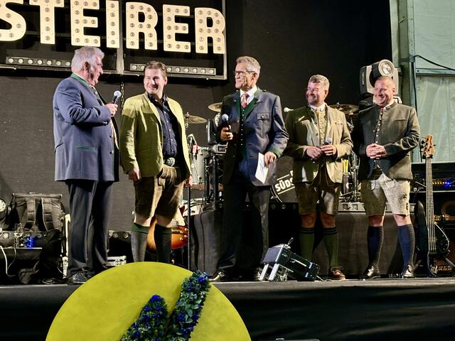 Hans, Timo, Alexander und Stephan Kindermann mit Moderator Armin Assinger.  | Foto: MeinBezirk/Fischer/Gady