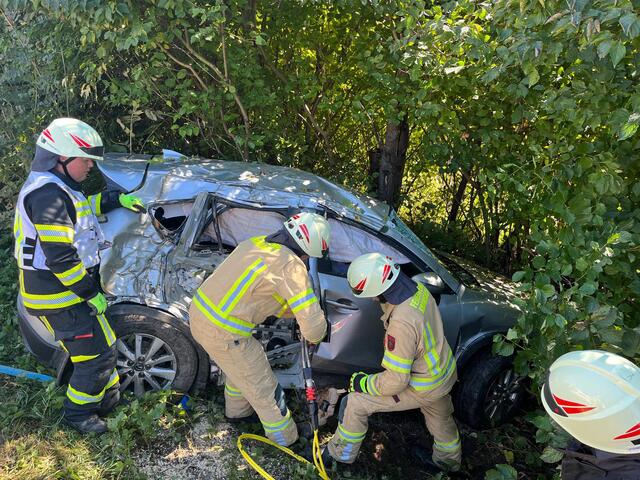 Am Dienstag kam es auf der A12 bei Radfeld zu einem Autounfall, verursacht durch Sekundenschlaf. Ein 72-jähriger Lenker verlor die Kontrolle über sein Fahrzeug und prallte gegen einen Baum. | Foto: Zoom.Tirol