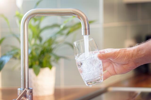 Weiterhin gilt die vorsorgliche Empfehlung der Gesundheitsbehörde im Stadtgebiet und in Teilen der Gemeinde Magdalensberg, Wasser aus der Leitung vor dem Trinken in einem Topf oder mit einem Wasserkocher abzukochen.  | Foto: stock.adobe.com/at/Brian Jackson