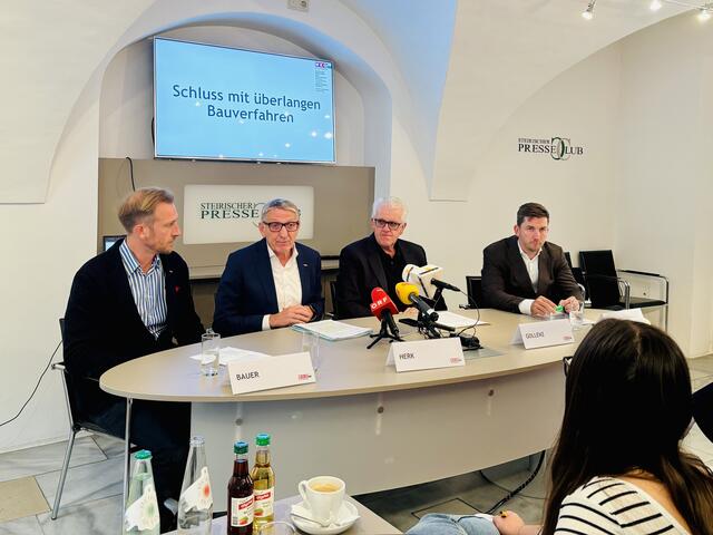 Bernhard Bauer (Obmann WKO Regionalstelle Graz), Josef Herk (Präsident der WKO Steiermark), Gerald Gollenz (Obmann der Fachgruppe Immobilien- und Vermögenstreuhänder) und Immobilienentwickler Hannes Schreiner (v.l.) fordern das Ende von überlangen Bauverfahren. | Foto: MeinBezirk