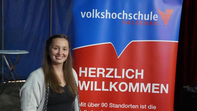 Jennifer Leutgeb hielt am Stand der Volkshochschule die Stellung. | Foto: Johannes Brandner