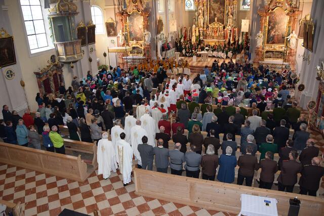 Festlicher Einzug in die Pfarrkirche. | Foto: Edith Rosendahl