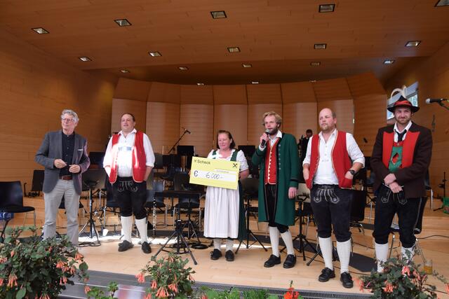 Die Tannheimer Schwonzlmusig und die Musikkapelle Tannheim übergab einen Scheck in Höhe von 6000 Euro an den Hilfsverein Tannheimer Tal. | Foto: Edith Rosendahl