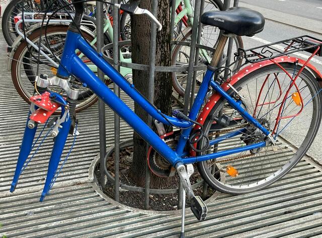 Laufend entfernt der Straßenbetrieb nun Radleichen von öffentlichen Stellplätzen, funktionstüchtige Fahrräder sind nicht betroffen. | Foto: IKM/A.Steinacker