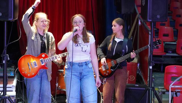 Die Band "Espoir Passé" des BORG Gastein sorgte für Stimmung im Zirkuszelt. | Foto: Johannes Brandner
