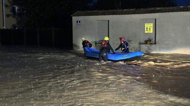 Diese Personen sind speziell im Umgang mit Fließgewässern geschult und müssen regelmäßig im Wildwasser Trainingseinheiten absolvieren.  | Foto: ÖWR