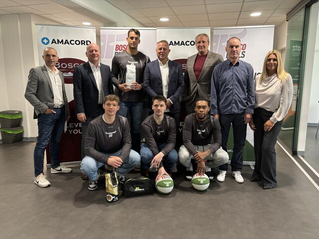 Gemeinsam zum Ziel: Michael Schrittwieser, Oliver Freund, Nemo Krstic, Gernot Mach, Gerhard Horak, Rade Mijanovic, Roberta Bosco mit den drei Spielern Miro Zapf, Tobias Schrittwieser und Armani Chaney. | Foto: Kern