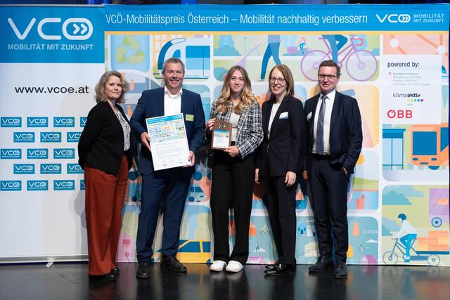 VCÖ-Geschäftsführerin Ulla Rasmussen sowie Sektionsleiterin Cornelia Breuß (BMK – 2. von rechts) und Vorstand Alfred Loidl (rechts im Bild- Österreichische Postbus AG) gratulieren den Gewinnern Peter Lengauer und Anna Lengauer von Ioncycle. | Foto: VCÖ /APA-Fotoservice/Madzigon