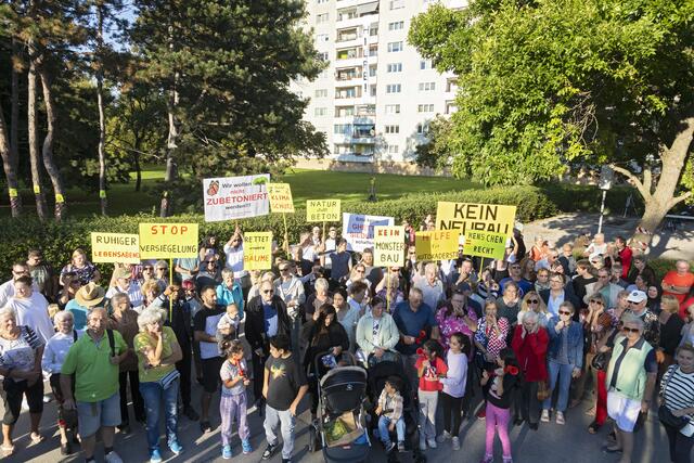 In der Autokaderstraße protestieren Anwohnerinnen und Anwohner gegen einen neuen Gemeindebau.  | Foto: Bernhard Noll