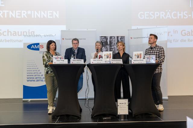 Bei der Pressekonferenz
Katja Tengg (Leiterin-Sozialministeriumservice Landesstelle Kärnten)
Peter Wedenig (Landesgeschäftsführer AMS Kärnten)
Gaby Schaunig (Ressorts Arbeitsmarkt)
Karoline Dertschei (Neba)
Matthias Ortner (Frontmann der Musikformation Matakustix)
 | Foto: Marina Hobi Fotografie &amp; Illustration: www.marinahobifotografie.at 
