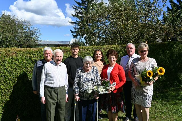 v.li.n.re.: Karl Hahn (Sohn), Lukas Hahn (Enkerl), Karl &amp; Maria Hahn, Astrid Hahn (Schwiegertochter), Bgm. Ludmilla Etzenberger, Margit und Rudolf Simlinger (NÖ Senioren)

  | Foto: Stadtgemeinde Gföhl