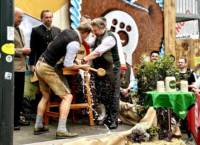 Hans Knauß und Bürgermeister Michael Ludwig durften das Fest mit dem traditionellen Bieranstich offiziell eröffnen. | Foto: Marlene Graupner/MeinBezirk