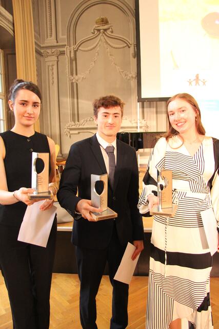 Drei SchülerInnen des BG/BRG Kufstein wurden für ihre Arbeiten mit einem Dr. Hans Riegel-Fachpreis geehrt.  | Foto: BG/BRG Kufstein