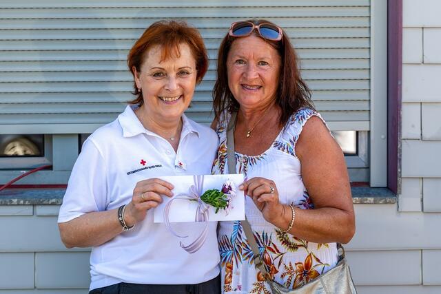 Warengutschein: Rotkreuz-Marktleiterin Sylvia Freischlager (li.) freute sich über zahlreiche Warengutscheine, mit denen das Sortiment der gespendeten Waren ergänzt werden kann. Im Bild mit der Vizebürgermeisterin aus Schalchen, Gertraud Rieder. | Foto: RK/LV OÖ/Luttinger