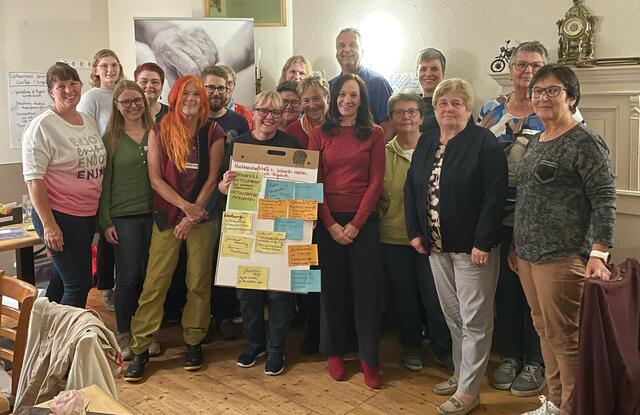 Beim ersten Care-Rat: Personen am Foto: Doris Maurer, Katharina Bartl, Silvia Hafellner, Petra Krall, Judith Mauritz, Sven-Erik Gratz, Helga Roman, Manuela Schober, Michaela Moser, Michaela Huber, Ulrich Achleitner, Maria Pasqualli, Vanessa Kreuter, Anita Winter, Emma Dowling, Edith Kaltenböck, Emma Stumberger und Christine Armberger | Foto: Nachbarschaftshilfe Plus