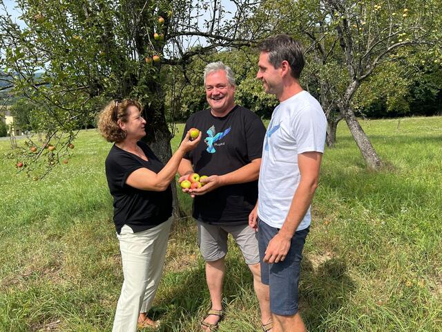 Unterstützung bekommen Wieser (M.) und Baumwart Stefan Tschiggerl (r.) von der Naturschutzabteilung rund um Landesrätin Ursula Lackner.  | Foto: Blaurackenverein 