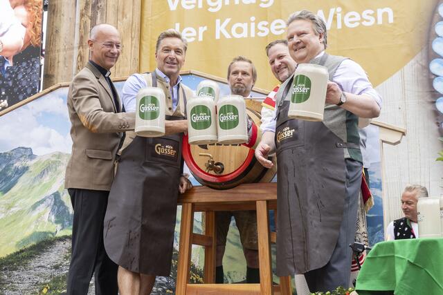 Die Wiener Kaiser Wiesn wurde offiziell eröffnet: Dompfarrer Toni Faber, Gösser Markenbotschafter Hans Knauß, Verkaufsdirektor "Gösser Gastronomie Region Ost" Bernhard Mitteröcker, Geschäftsführer Kaiser Wiesn Johann Pittermann und Bürgermeister Michael Ludwig (v.l.n.r.) | Foto: Bubu Dujmic