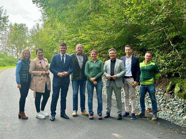 Landeshauptmann-Stellvertreter Martin Gruber, Bürgermeister Markus Lakounigg, Stadträtin Elisabeth Kollitsch und Bauleiterin Jutta Holzfeind eröffneten gemeinsam mit Anrainern die sanierte Verbindungsstraße. | Foto: Büro LH-Stv. Gruber