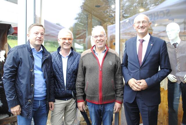 Wolfgang Muth, WK-Innung, Andreas Meyer, Verband der Deutschen Lederindustrie, Martin Trenkwalder, LH Anton Mattle. | Foto: Eberharter