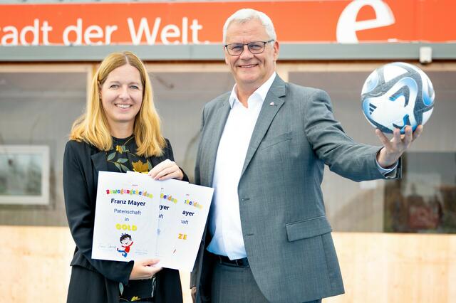 Es wurde ein neues Sportförderungsprogramm für Kinder ins Leben gerufen. Renée Maria Wisak, Obmann-Stellvertreterin und Bürgermeister Thomas Steiner, Obmann von „Eisenstadt hilft" ist es ein Anliegen, Kindern eine sportliche Zukunft zu ermöglichen.  | Foto: Stadtgemeinde Eisenstadt
