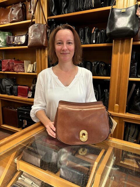 Sonja Unterkirchner entschied sich vor 30 Jahren zu einer Einzelhandelskauffrau-Lehre im Lederhaus Schliesselberger in der Salzburger Altstadt und ist seitdem im Betrieb tätig. | Foto: Schrofner