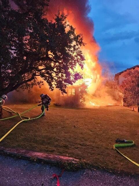 Am Mittwochabend stand eine Scheune in Steinach am Brenner in Vollbrand. Durch kleinere Explosionen wurde das Feuer immer wieder angefacht. | Foto: FF Steinach