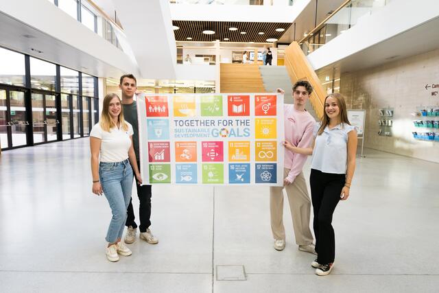 Dieses Jahr nahm die FH St. Pölten am „SDG Flag Day“ am 25. September teil, einer internationalen Kampagne zur Unterstützung der Sustainable Development Goals. Im Bild: Die Studierenden Lena Wimmer, Jonas Kopf, Philipp Schabbauer und Sandra Kapeller.  | Foto: Christoph Böhm / FH St. Pölten
