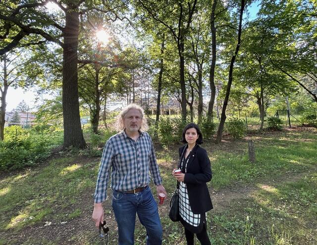 Grünen-Gemeinderätin Huem Otero García war zusammen mit dem Anrainer und Architekten Alfred Mitschitczek vor Ort.  | Foto: Grüne Hietzing