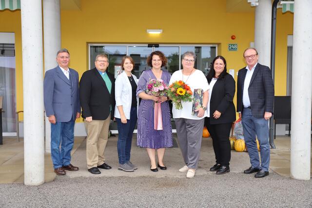 Zahlreiche Ehrengäste, an der Spitze Bgm. Günter Müller, gratulierten den Pflege mit Herz-Vertretern zum runden Föhrenhof-Jubiläum. | Foto: Alfred Mayer