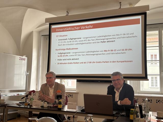Bürgermeister Martin Kulmer und Experte Thomas Egger stellten im Rahmen der heutigen Pressekonferenz Maßnahmen für eine Innenstadtbelebung vor. | Foto: MeinBezirk