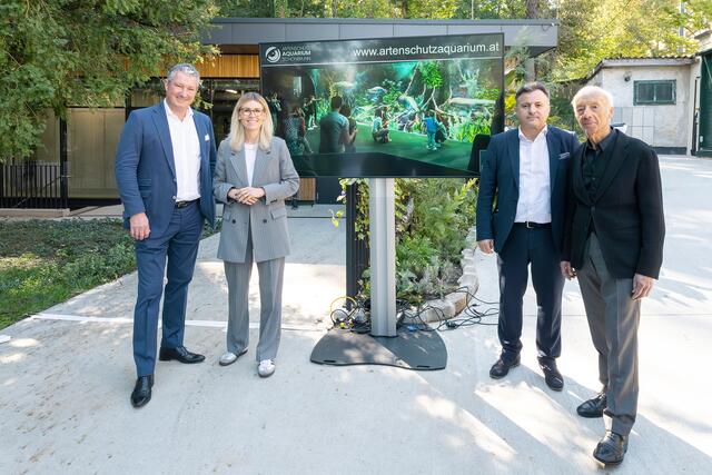 v. l: Tiergartendirektor Hering-Hagenbeck, Generalsekretärin Landrichtinger (Eigentümervertreterin der Schönbrunner Tiergarten-Gesellschaft m.b.H.), Architekt Candan und Architekt Wehdorn. | Foto: Daniel Zupanc