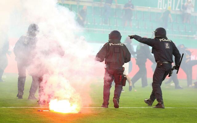 Zehn Polizistinnen und Polizisten wurden beim Einsatz beim Wiener Derby verletzt.  | Foto: Thomas Pichler / SEPA.Media / picturedesk.com